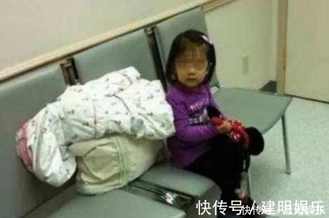 小女孩|二胎妈妈半夜生娃，5岁女儿独自守在产房外，护士询问后潸然泪下