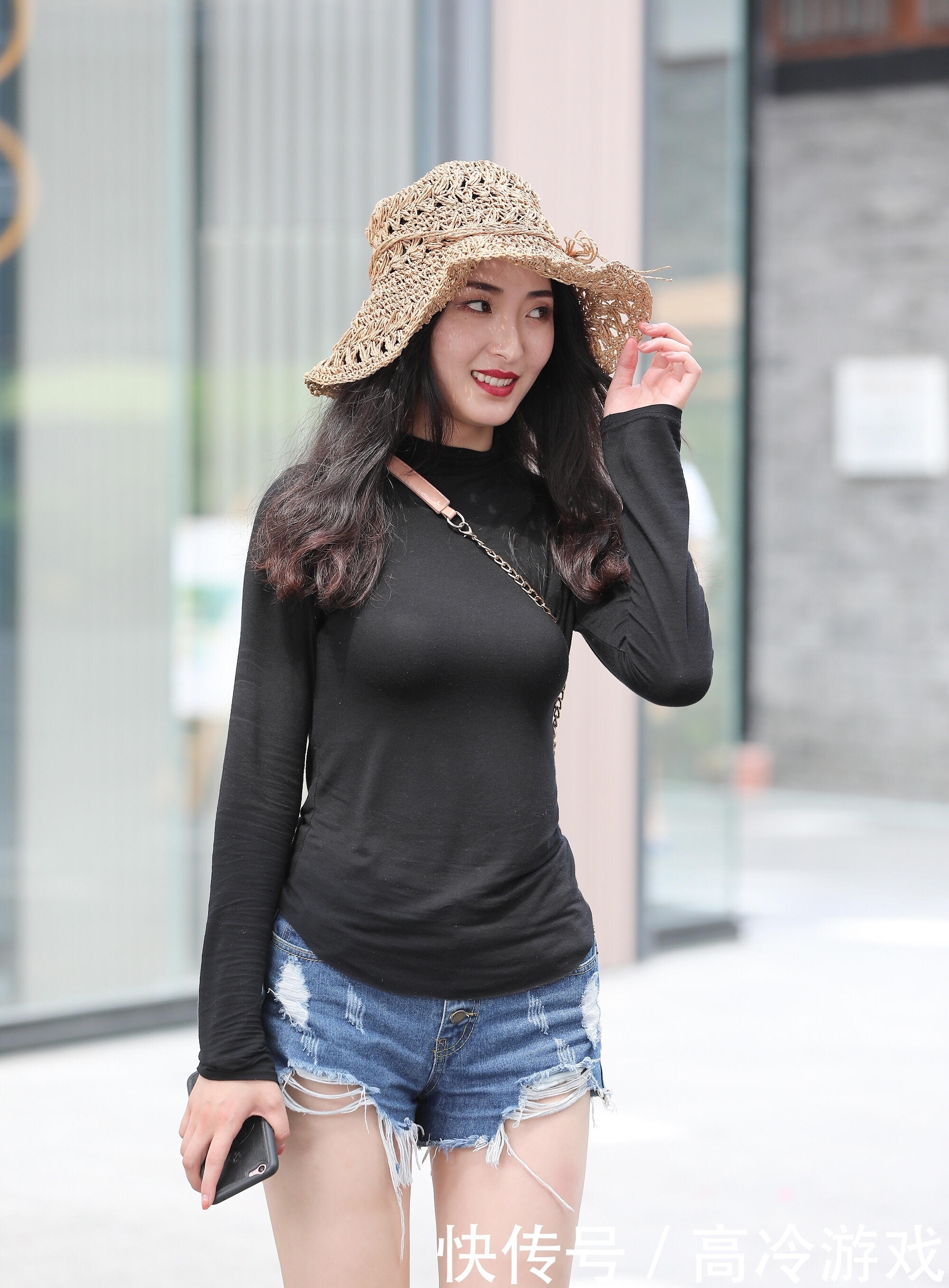 街拍:破洞牛仔短裤搭配黑色长袖上衣,潮流感十足,更显街头范儿