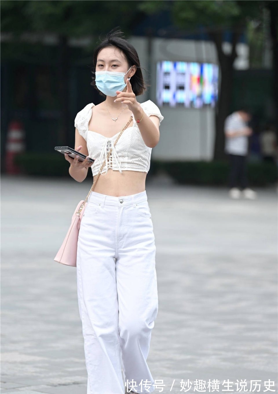 牛仔裤 直筒牛仔裤搭配,年轻姑娘喜欢的风,穿出大气的感觉,也不容易