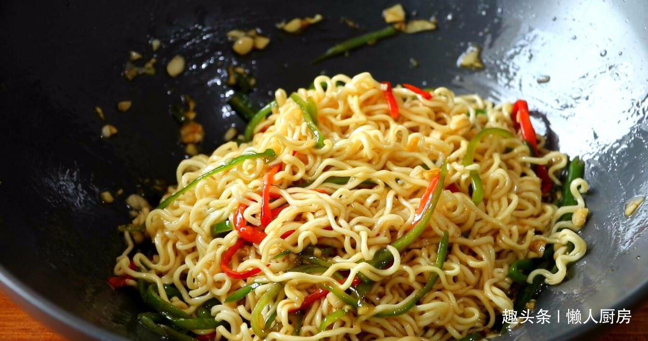 方便面别只会泡着吃,配上烧椒凉拌着吃,劲道爽滑,酸辣开胃
