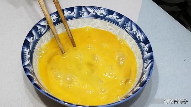 晓峰|韭花炒鸡蛋看似简单，原来有诀窍，教你1招，香嫩入味不变色