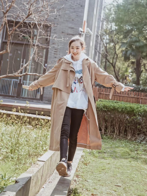 真服了会穿的女人，仅一件卫衣、一件风衣，都能穿出时髦高级感！