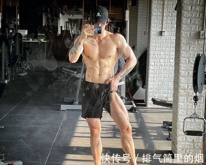 自律|健身房里披荆斩棘的哥哥，腹代表自律，背代表毅力，胸代表力量！