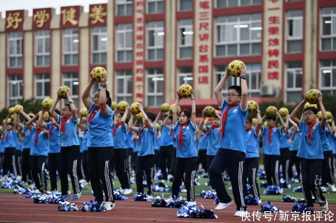 新京报社论|加快落实课后服务，解决职场父母“接娃”难题 | 父母