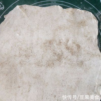 不可错过的下酒菜放黑胡椒粉的千层肉饼,过瘾