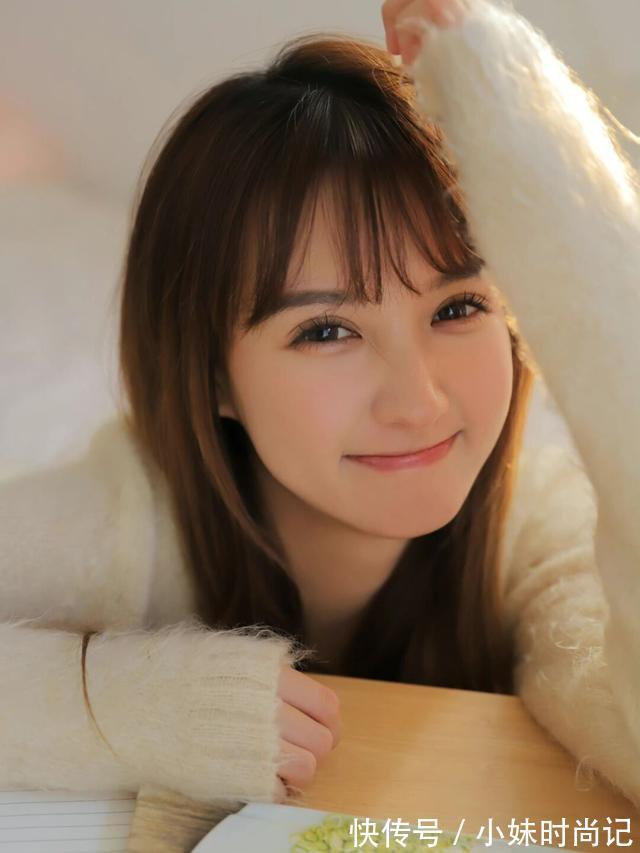 女人|白色毛衣可以内搭连衣裙,莫名的温柔感让女人散发么人气息