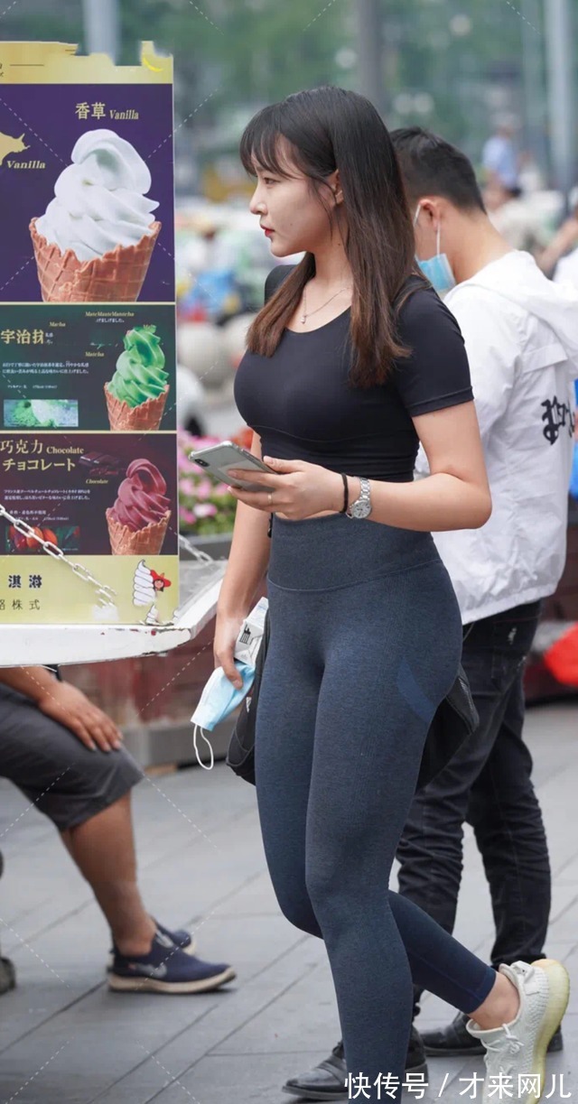 穿搭 黑色上衣搭配灰蓝色瑜伽裤，美女皮肤白净，淡雅自然！