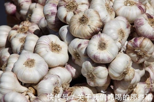 才知道大蒜保存很简单,放半年也新鲜,不霉不瘪不长芽,太实用了