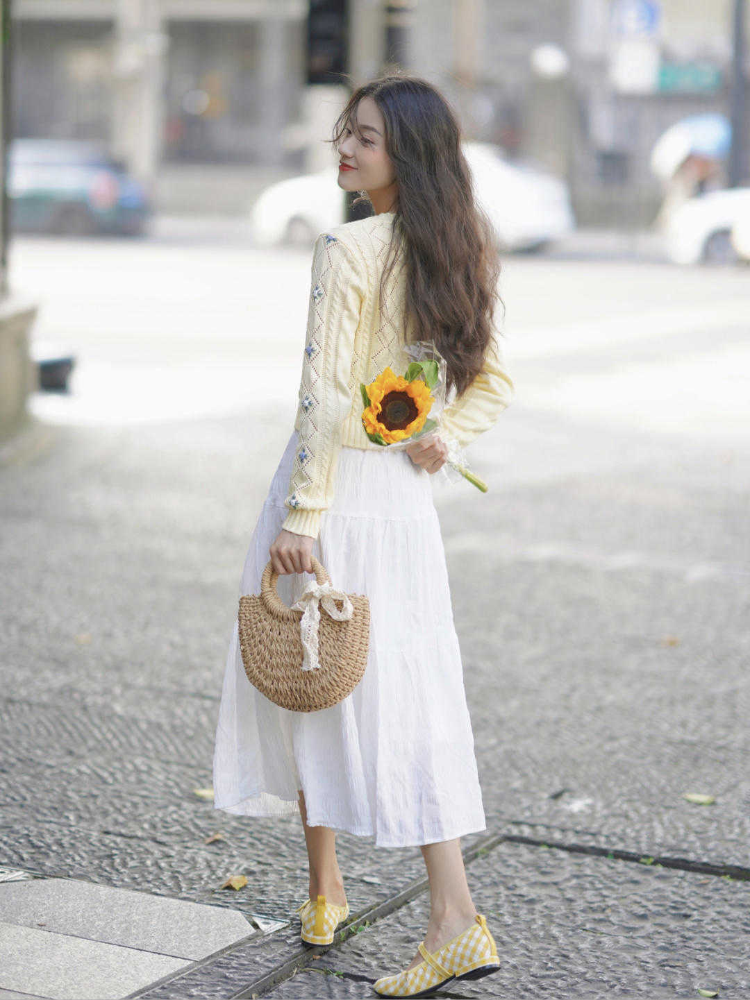 牛仔裤|秋季,针织衫是衣柜必备,搭配牛仔裤高级时髦,极简穿搭照样高级