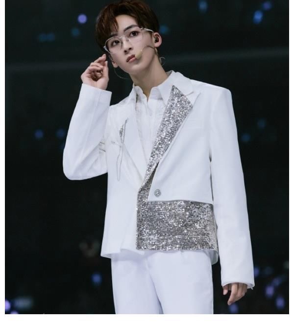 任豪|R1SE成員最新路透，何洛洛任豪超帥氣，周震南翟瀟聞魅力十足