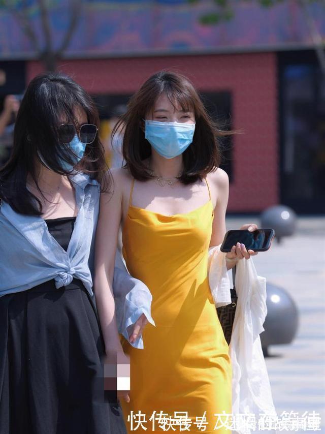 低胸|超级明亮的黄色低胸吊带裙,气场十足,真的很漂亮很酷