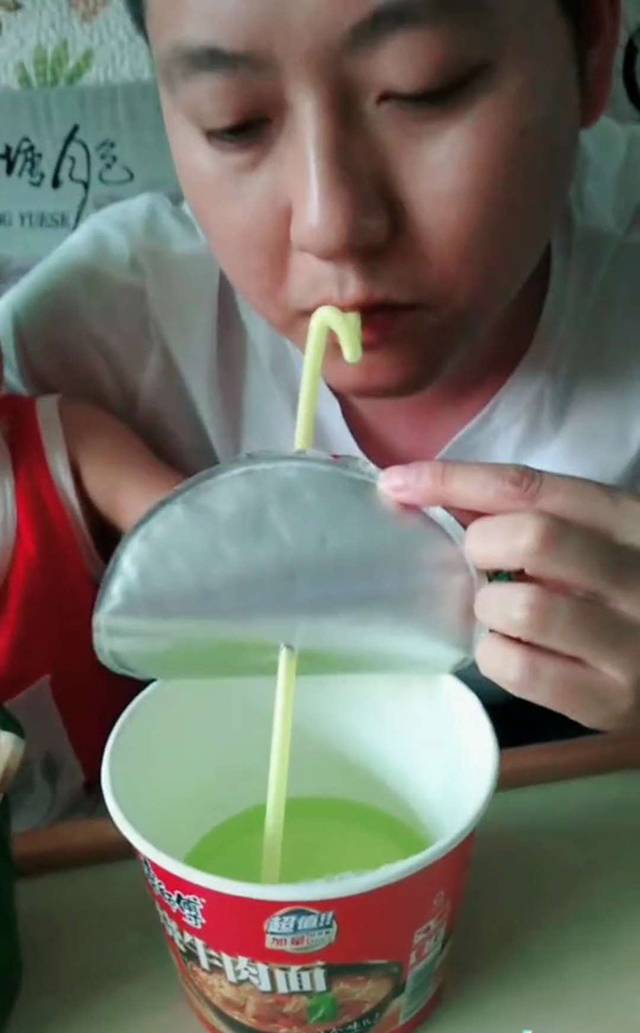 吸管|“最调皮爸爸”火了,儿子厌食不吃奶,用偷梁换柱的办法套路儿子