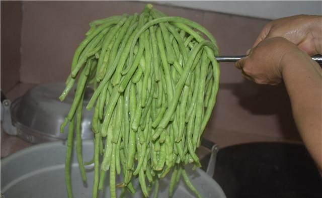 保鲜|农村大妈把几十斤豆角这样做，保鲜三年稀罕土物比牛羊肉珍贵