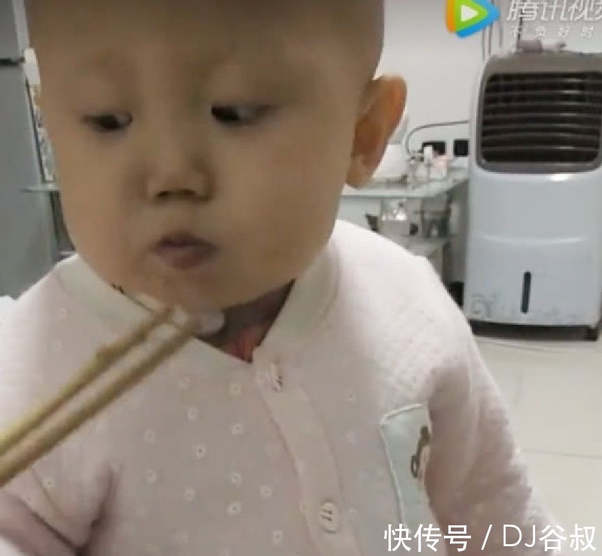 豆豆|一岁宝宝会用筷子吃饭,夹豆子比大人都灵活,网友:别人家的孩子