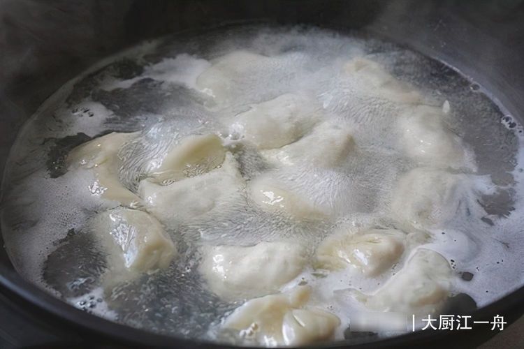 同样是煮饺子,盖锅盖煮和不盖盖煮区别挺大,学会在煮不吃亏