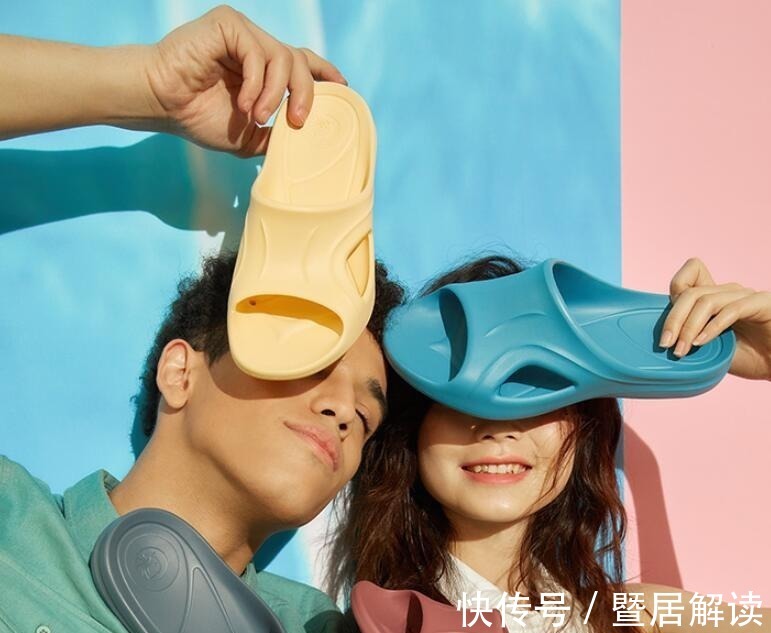 轻便 普通的凉鞋就别穿了,看我媳妇脚上穿的拖鞋,减龄还舒适
