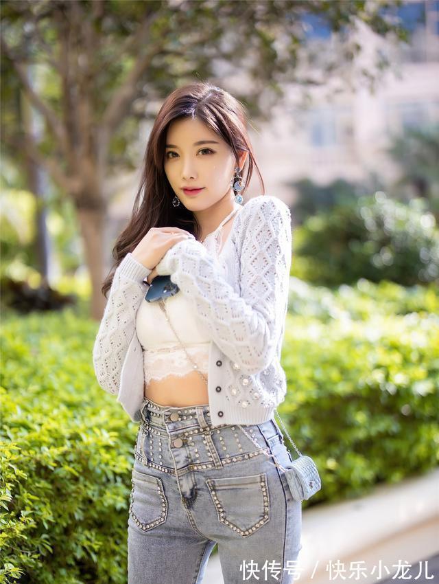 小姐姐 蕾丝背心搭配镂空针织衫配上小脚牛仔裤,小姐姐看上去时尚又可爱