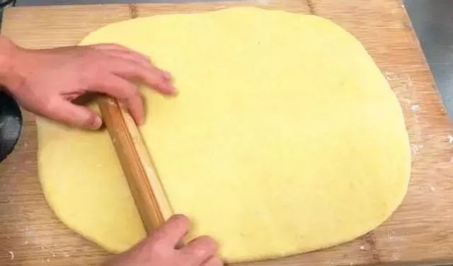 鸡蛋|面粉里加5个鸡蛋,不用一滴水,教你做小零食,出锅孩子抢着吃