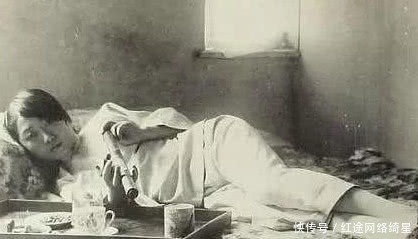 照片|晚清旧照片：吸食鸦片的女子，媚态毕露，让人联想翩翩