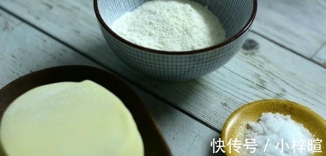 清香|葱油饼这做法火了，不揉面不烫面，清香酥脆，放上3天也不会硬