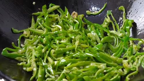 饭店的青椒肉丝好吃有技巧，很多人都不知道，大厨教你正确的做法