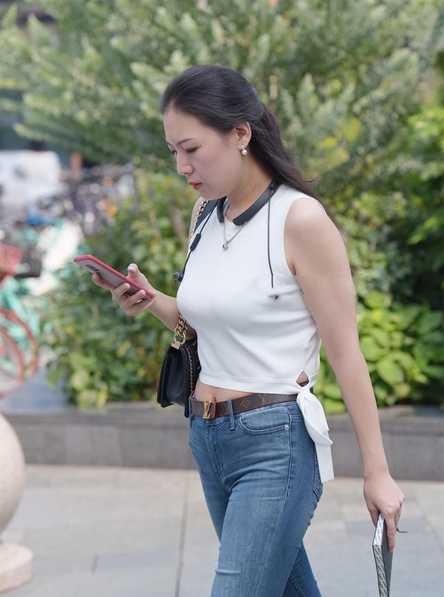 紧身裤 打底裤彰显时尚美女大气优雅,很经典的款式,非常修身