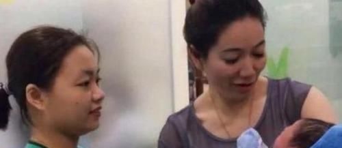 外孙|最美外婆产房外走红,风头盖过婴儿,外婆:看我不如看我外孙