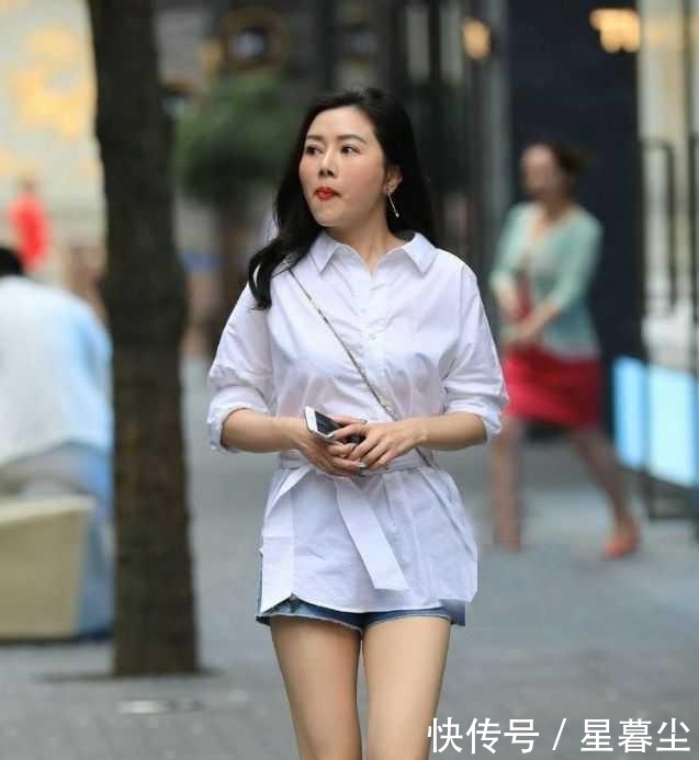 阿姨|阿姨一身白色衬衫穿搭,穿出了少女范,清新靓丽