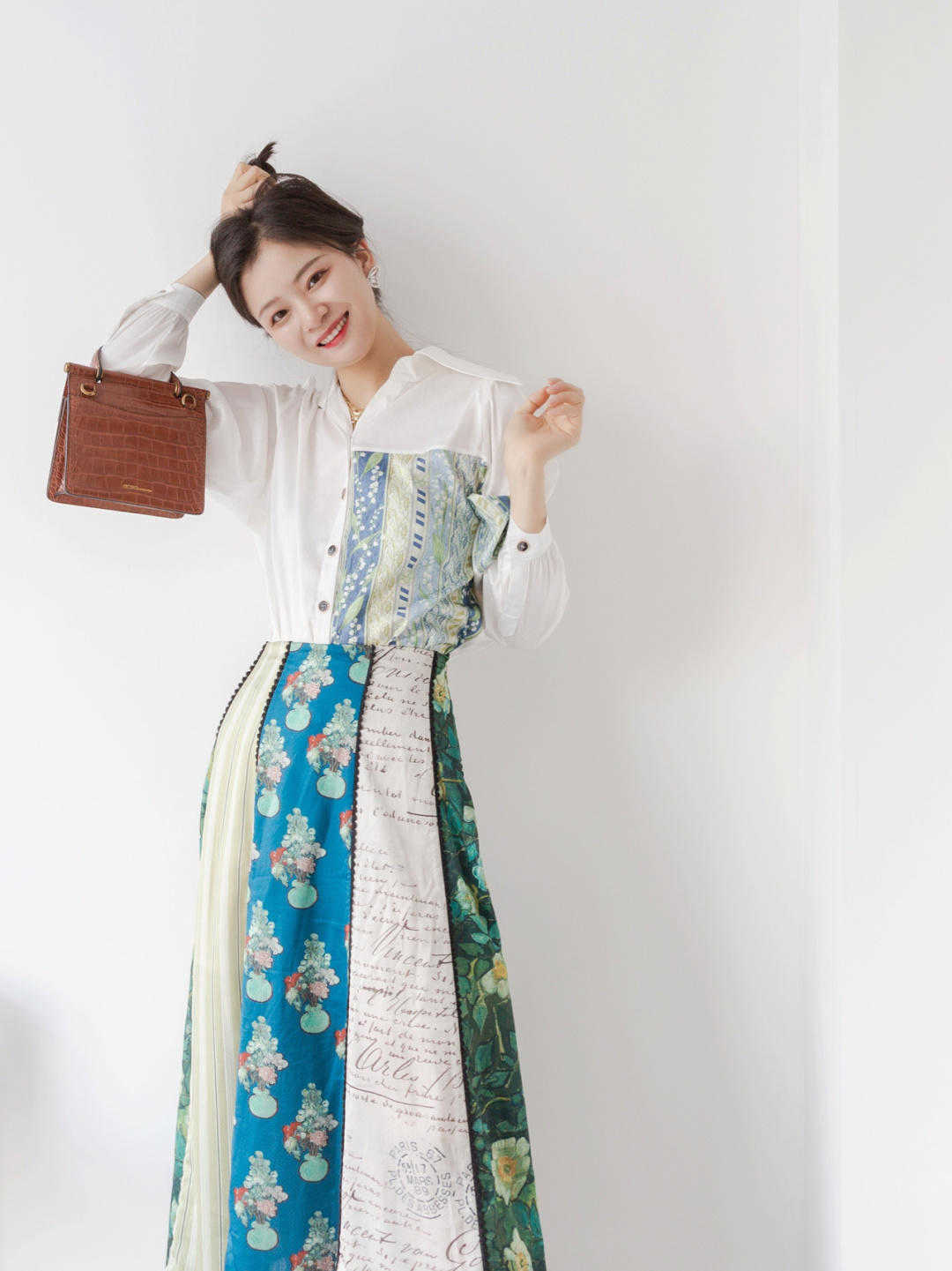 气质|穿衬衫的季节,怎么穿才能更干练又洋气?搭配格子长裤特别显气质