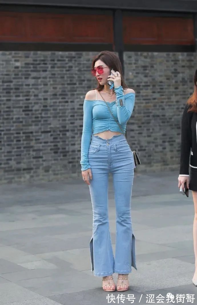 T恤|一字肩T恤搭配喇叭裤,美得就像一幅油画