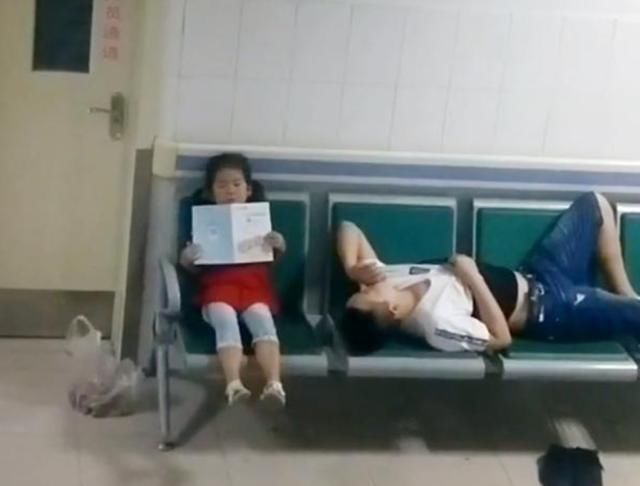 待产|宝妈在产房待产,女儿和宝爸在外“彻夜等待”,懂事得让人心疼