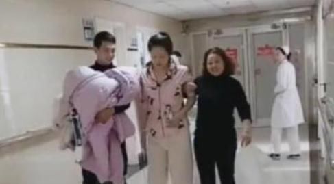 分娩|“最霸气产妇”火遍全网,分娩后自行“走”回病房,医生都看傻了