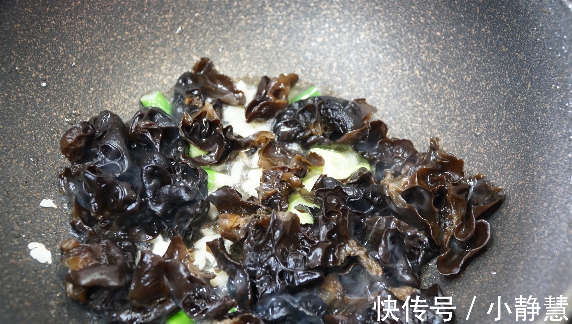 黑木耳|晒晒下班后的晚餐,3个菜不到10元,媳妇说你做素菜比肉菜还香