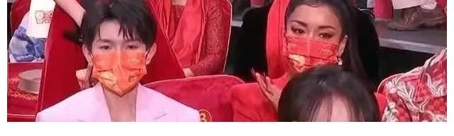 |春晚明星搞笑瞬间:陈宝国隔口罩抠鼻子,张韶涵李荣浩大眼瞪小眼