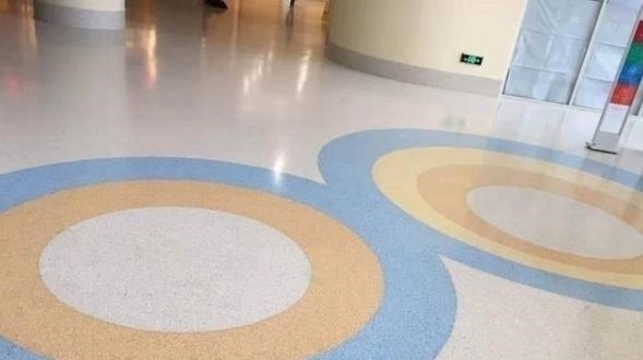 地面|为什么大家都不贴瓷砖和大理石了地面更流行铺它代替,太聪明了