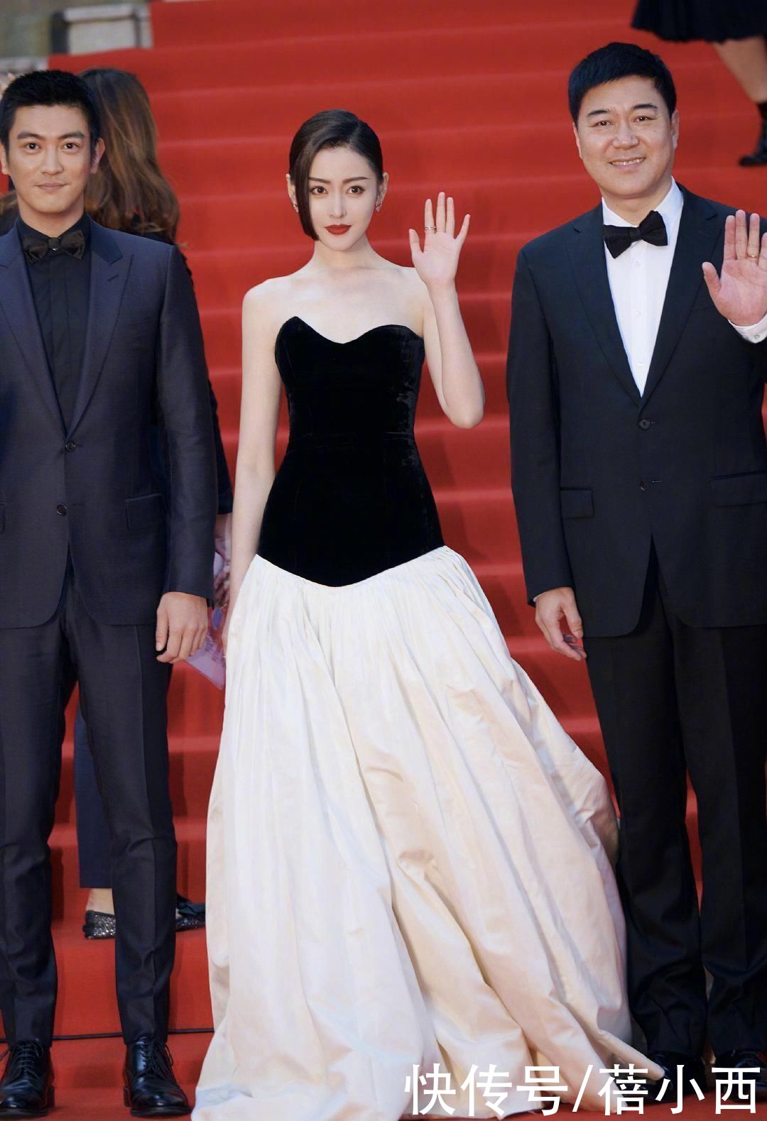 穿搭|58岁毛阿敏越老越时髦，穿白衬衫配牛仔裤走机场，170身材太出挑