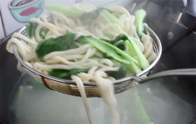 教你在家做陕西经典油泼面，又香又辣，好吃得停不下来，太香了