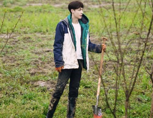 《向往5》第二期最新合照，仓库开仓放粮，张艺兴摔在泥地里？