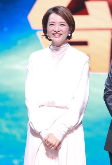 贺电|倪萍上台主持节目，展开手中台本一看，居然是四张白纸