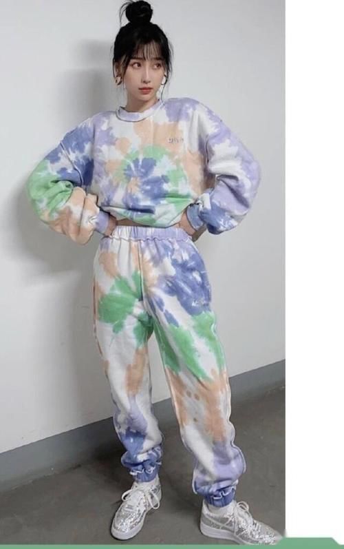 运动卫衣真是宝藏单品，穿衣小白上身一秒变时髦，细节太重要了