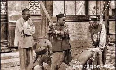 老照片|清末老照片:犯人打板子还被抓住脚,现实的衙门小的不可思议