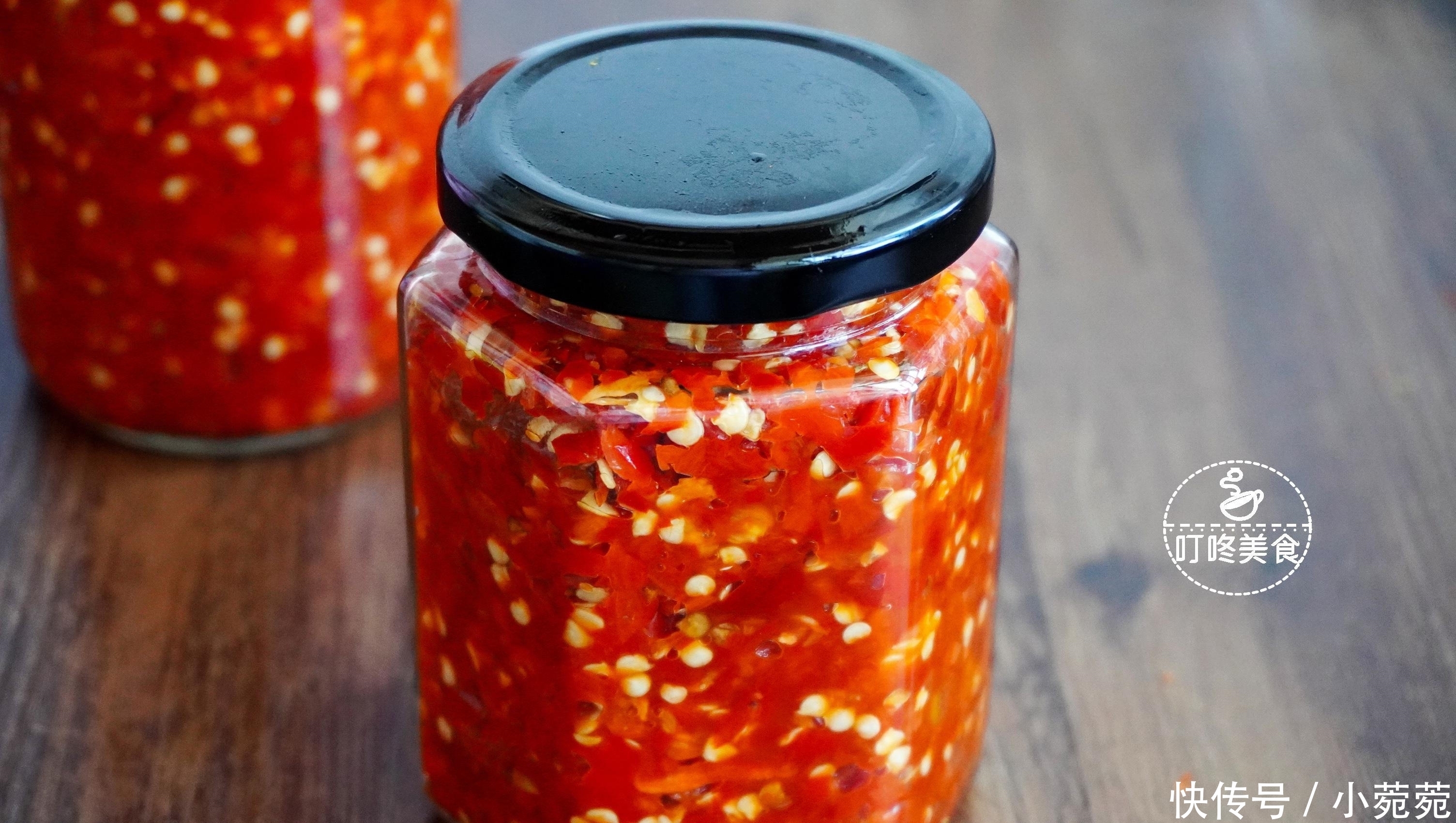 想吃辣椒酱不用买,自己做超简单,香辣又下饭,做一次能吃一年