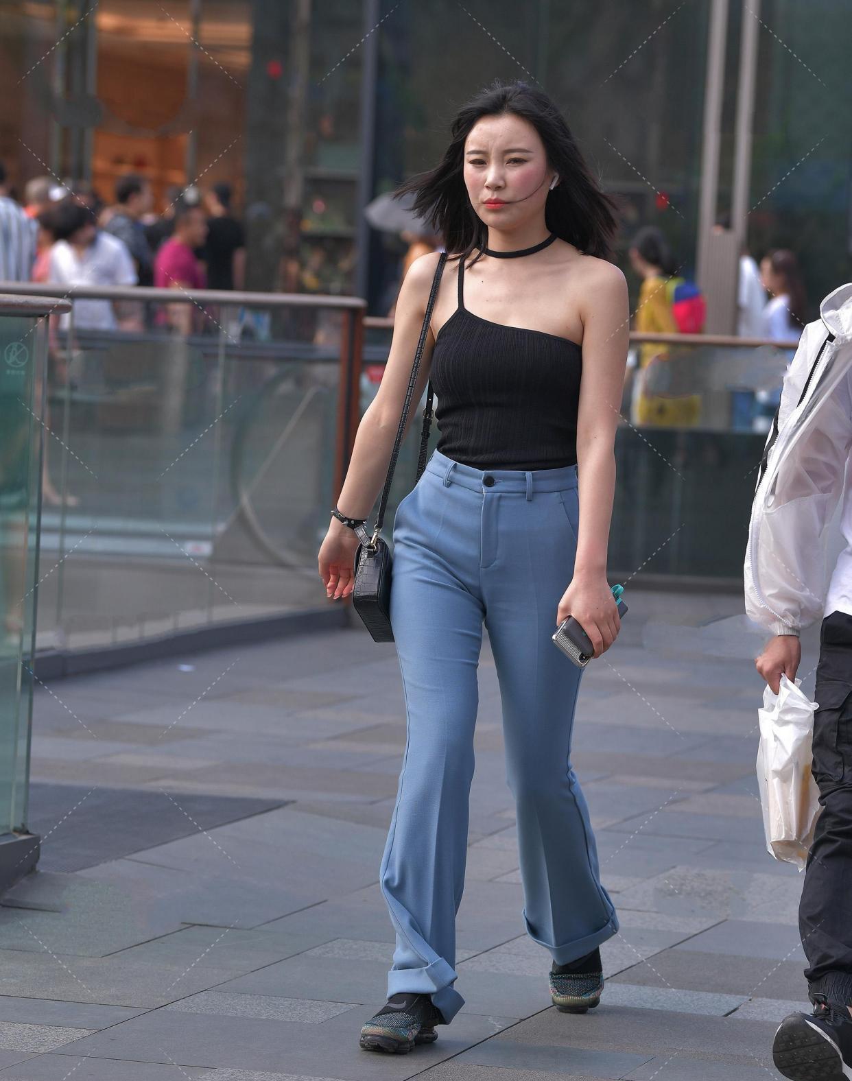 拖地裤 黑背心吊带配蓝拖地裤,高级感十足,高贵气质