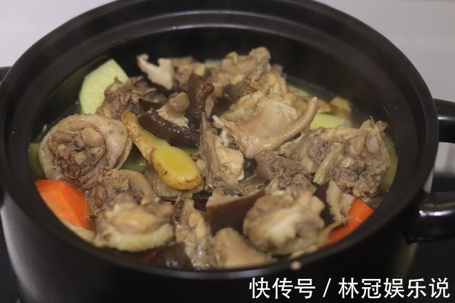 黄皮|它是“碱性食物”,女人常吃,嘴巴不臭,头发乌黑,皮肤也嫩了