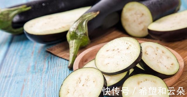 鸡蛋液|茄子不要直接炒着吃，加2个鸡蛋，出锅比肉还香，上桌瞬间被抢光！