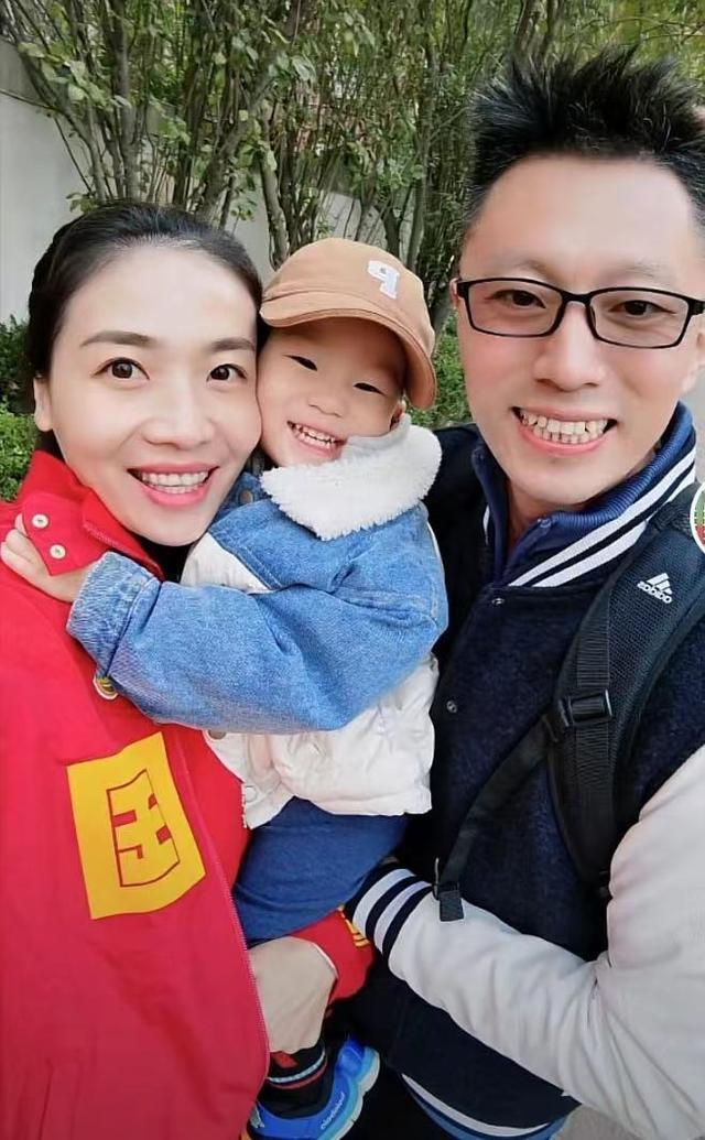 天津体育职业学院|女排前队长晒全家福，魏秋月抱儿子笑容满面，老公太操劳白发抢镜