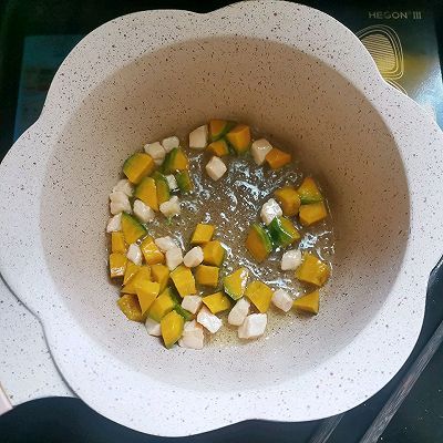 咖喱三文鱼南瓜浓汤面