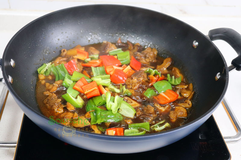  旺火煮沸|鸡肉和香菇天生一对，焖一焖，下酒又下饭，连菜汁拌饭都很香！