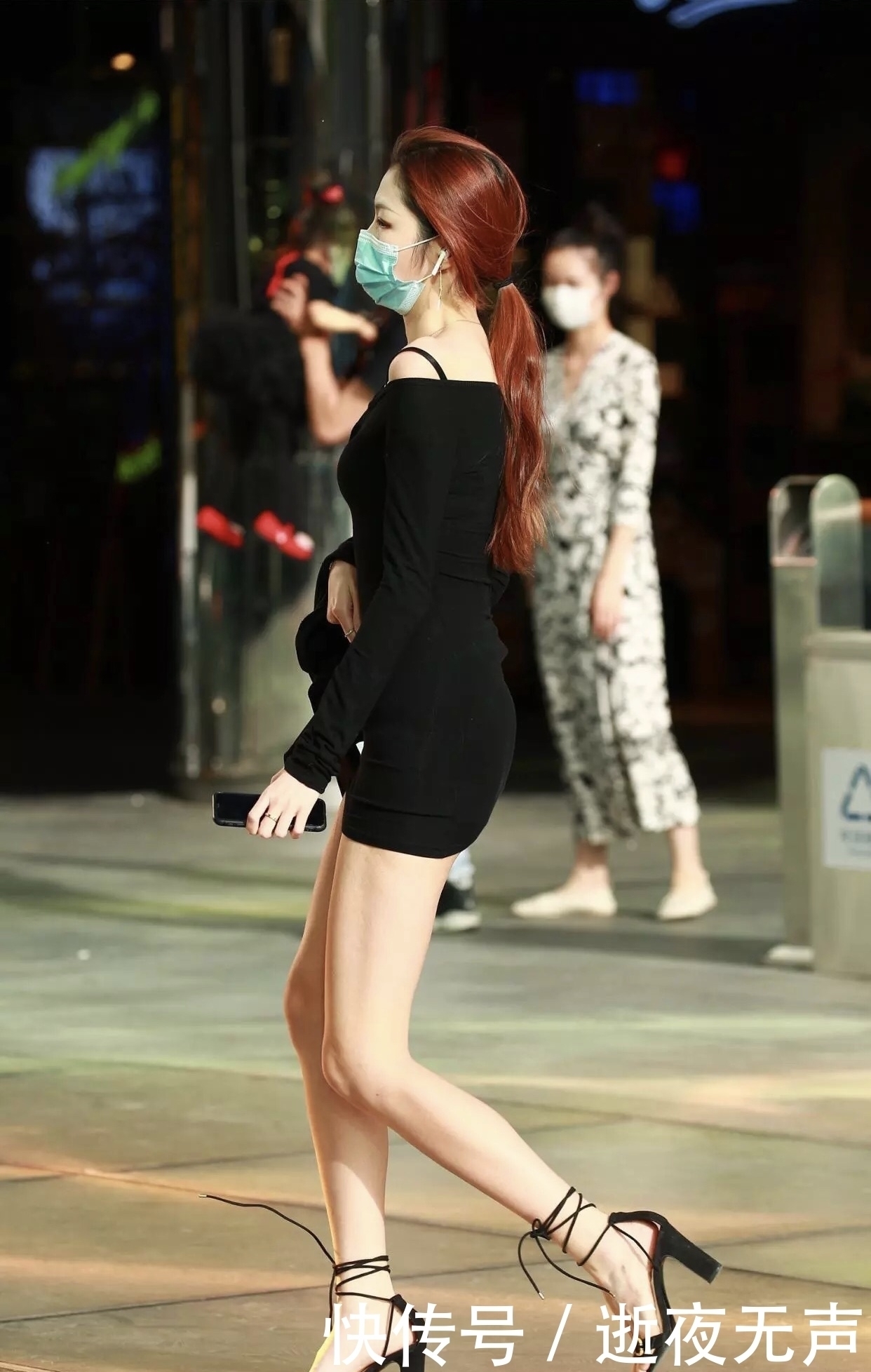 时节|初秋时节,美女穿针织连衣裙,搭配一字带凉鞋,继续上演夏日风情