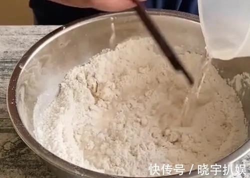 在家烙饼时,有人烫面,有人冷水,厨娘都不对,这样做才柔软